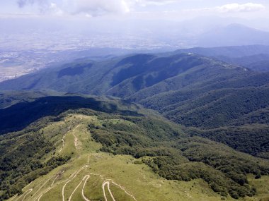 Bulgaristan 'ın Blagoevgrad bölgesindeki Kongur tepesi etrafındaki Belasitsa Dağı' nın havadan yaz manzarası