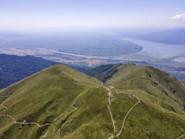 Bulgaristan 'ın Blagoevgrad bölgesindeki Kongur tepesi etrafındaki Belasitsa Dağı' nın havadan yaz manzarası