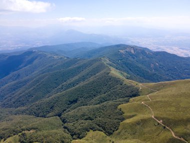 Bulgaristan 'ın Blagoevgrad bölgesindeki Kongur tepesi etrafındaki Belasitsa Dağı' nın havadan yaz manzarası