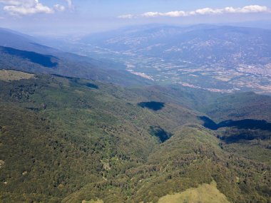 Bulgaristan 'ın Blagoevgrad bölgesindeki Kongur tepesi etrafındaki Belasitsa Dağı' nın havadan yaz manzarası