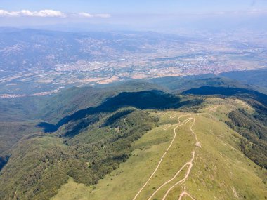 Bulgaristan 'ın Blagoevgrad bölgesindeki Kongur tepesi etrafındaki Belasitsa Dağı' nın havadan yaz manzarası