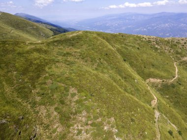 Bulgaristan 'ın Blagoevgrad bölgesindeki Kongur tepesi etrafındaki Belasitsa Dağı' nın havadan yaz manzarası