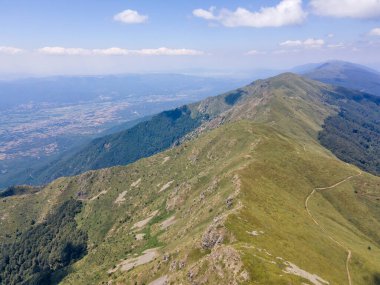 Bulgaristan 'ın Blagoevgrad bölgesindeki Kongur tepesi etrafındaki Belasitsa Dağı' nın havadan yaz manzarası