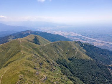 Bulgaristan 'ın Blagoevgrad bölgesindeki Kongur tepesi etrafındaki Belasitsa Dağı' nın havadan yaz manzarası