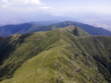Bulgaristan 'ın Blagoevgrad bölgesindeki Kongur tepesi etrafındaki Belasitsa Dağı' nın havadan yaz manzarası