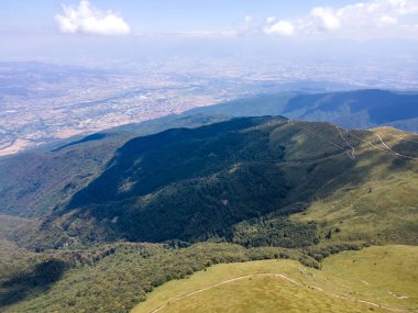 Bulgaristan 'ın Blagoevgrad bölgesindeki Kongur tepesi etrafındaki Belasitsa Dağı' nın havadan yaz manzarası