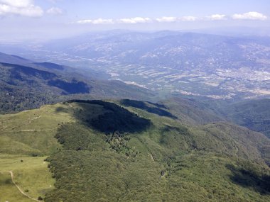 Bulgaristan 'ın Blagoevgrad bölgesindeki Kongur tepesi etrafındaki Belasitsa Dağı' nın havadan yaz manzarası