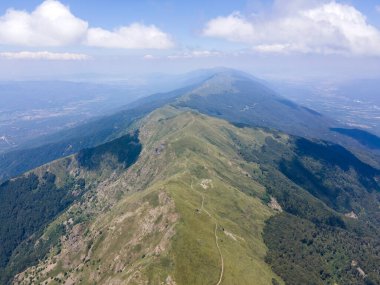 Bulgaristan 'ın Blagoevgrad bölgesindeki Kongur tepesi etrafındaki Belasitsa Dağı' nın havadan yaz manzarası