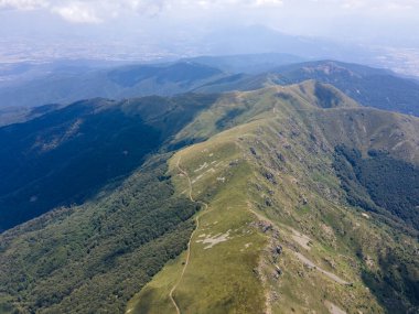 Bulgaristan 'ın Blagoevgrad bölgesindeki Kongur tepesi etrafındaki Belasitsa Dağı' nın havadan yaz manzarası