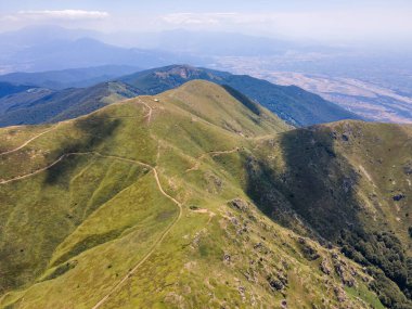 Bulgaristan 'ın Blagoevgrad bölgesindeki Kongur tepesi etrafındaki Belasitsa Dağı' nın havadan yaz manzarası