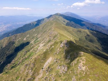 Bulgaristan 'ın Blagoevgrad bölgesindeki Kongur tepesi etrafındaki Belasitsa Dağı' nın havadan yaz manzarası