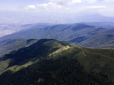 Bulgaristan 'ın Blagoevgrad bölgesindeki Kongur tepesi etrafındaki Belasitsa Dağı' nın havadan yaz manzarası