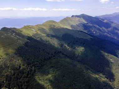 Bulgaristan 'ın Blagoevgrad bölgesindeki Kongur tepesi etrafındaki Belasitsa Dağı' nın havadan yaz manzarası