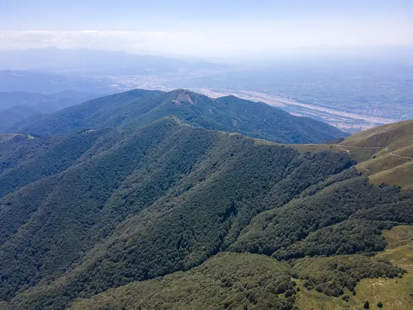 Bulgaristan 'ın Blagoevgrad bölgesindeki Kongur tepesi etrafındaki Belasitsa Dağı' nın havadan yaz manzarası