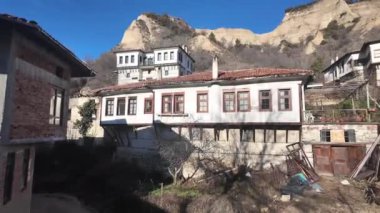 Bulgaristan 'ın Blagoevgrad bölgesindeki Melnik kasabasındaki tipik sokak ve eski evler