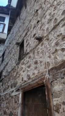 Bulgaristan 'ın Blagoevgrad bölgesindeki Melnik kasabasındaki tipik sokak ve eski evler