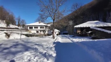 ETAR, GABROVO, BULGARIA - 2 Ocak 2025: Bulgaristan 'ın Gabrovo kenti yakınlarındaki Etara Etnoğrafya Köyü' nün kış manzarası