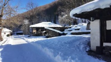 ETAR, GABROVO, BULGARIA - 2 Ocak 2025: Bulgaristan 'ın Gabrovo kenti yakınlarındaki Etara Etnoğrafya Köyü' nün kış manzarası