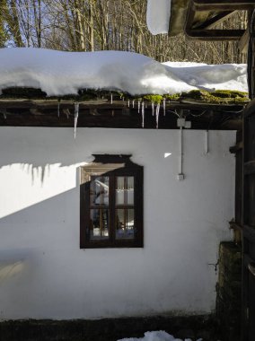 ETAR, GABROVO, BULGARIA - 2 Ocak 2025: Bulgaristan 'ın Gabrovo kenti yakınlarındaki Etara Etnoğrafya Köyü' nün kış manzarası