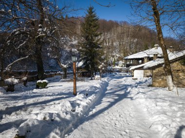 ETAR, GABROVO, BULGARIA - 2 Ocak 2025: Bulgaristan 'ın Gabrovo kenti yakınlarındaki Etara Etnoğrafya Köyü' nün kış manzarası