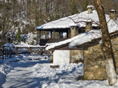 ETAR, GABROVO, BULGARIA - 2 Ocak 2025: Bulgaristan 'ın Gabrovo kenti yakınlarındaki Etara Etnoğrafya Köyü' nün kış manzarası
