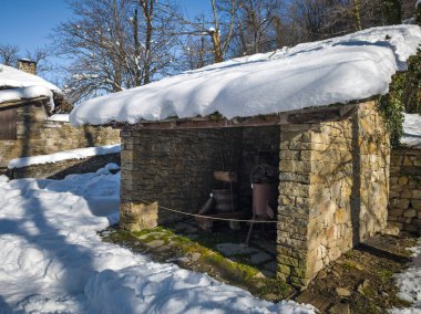 ETAR, GABROVO, BULGARIA - 2 Ocak 2025: Bulgaristan 'ın Gabrovo kenti yakınlarındaki Etara Etnoğrafya Köyü' nün kış manzarası