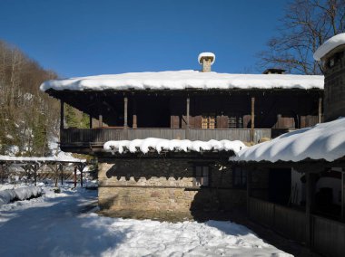 ETAR, GABROVO, BULGARIA - 2 Ocak 2025: Bulgaristan 'ın Gabrovo kenti yakınlarındaki Etara Etnoğrafya Köyü' nün kış manzarası