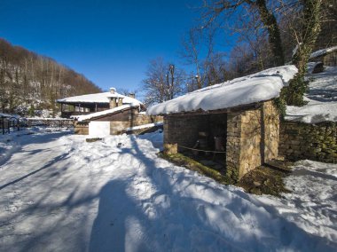 ETAR, GABROVO, BULGARIA - 2 Ocak 2025: Bulgaristan 'ın Gabrovo kenti yakınlarındaki Etara Etnoğrafya Köyü' nün kış manzarası