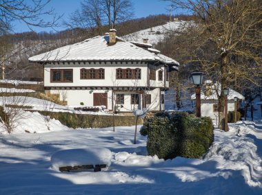 ETAR, GABROVO, BULGARIA - 2 Ocak 2025: Bulgaristan 'ın Gabrovo kenti yakınlarındaki Etara Etnoğrafya Köyü' nün kış manzarası