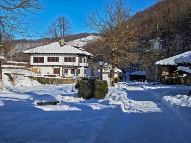ETAR, GABROVO, BULGARIA - 2 Ocak 2025: Bulgaristan 'ın Gabrovo kenti yakınlarındaki Etara Etnoğrafya Köyü' nün kış manzarası