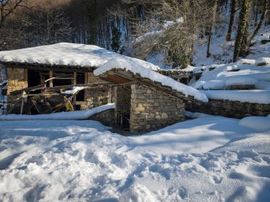 ETAR, GABROVO, BULGARIA - 2 Ocak 2025: Bulgaristan 'ın Gabrovo kenti yakınlarındaki Etara Etnoğrafya Köyü' nün kış manzarası