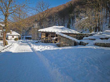 ETAR, GABROVO, BULGARIA - 2 Ocak 2025: Bulgaristan 'ın Gabrovo kenti yakınlarındaki Etara Etnoğrafya Köyü' nün kış manzarası