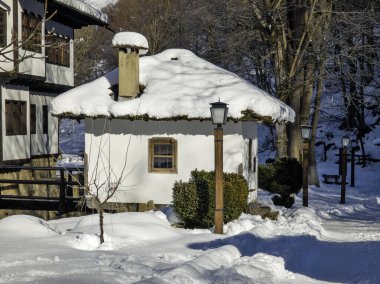 ETAR, GABROVO, BULGARIA - 2 Ocak 2025: Bulgaristan 'ın Gabrovo kenti yakınlarındaki Etara Etnoğrafya Köyü' nün kış manzarası