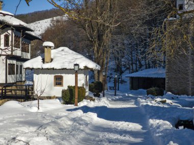 ETAR, GABROVO, BULGARIA - 2 Ocak 2025: Bulgaristan 'ın Gabrovo kenti yakınlarındaki Etara Etnoğrafya Köyü' nün kış manzarası