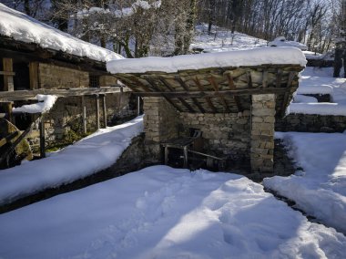 ETAR, GABROVO, BULGARIA - 2 Ocak 2025: Bulgaristan 'ın Gabrovo kenti yakınlarındaki Etara Etnoğrafya Köyü' nün kış manzarası