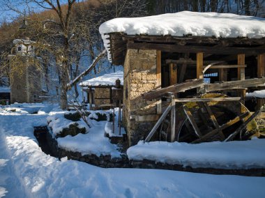 ETAR, GABROVO, BULGARIA - 2 Ocak 2025: Bulgaristan 'ın Gabrovo kenti yakınlarındaki Etara Etnoğrafya Köyü' nün kış manzarası