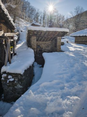 ETAR, GABROVO, BULGARIA - 2 Ocak 2025: Bulgaristan 'ın Gabrovo kenti yakınlarındaki Etara Etnoğrafya Köyü' nün kış manzarası