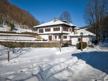 ETAR, GABROVO, BULGARIA - 2 Ocak 2025: Bulgaristan 'ın Gabrovo kenti yakınlarındaki Etara Etnoğrafya Köyü' nün kış manzarası