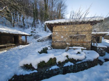 ETAR, GABROVO, BULGARIA - 2 Ocak 2025: Bulgaristan 'ın Gabrovo kenti yakınlarındaki Etara Etnoğrafya Köyü' nün kış manzarası