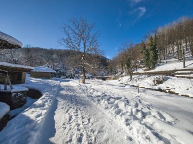 ETAR, GABROVO, BULGARIA - 2 Ocak 2025: Bulgaristan 'ın Gabrovo kenti yakınlarındaki Etara Etnoğrafya Köyü' nün kış manzarası