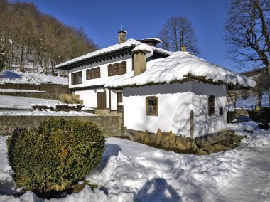 ETAR, GABROVO, BULGARIA - 2 Ocak 2025: Bulgaristan 'ın Gabrovo kenti yakınlarındaki Etara Etnoğrafya Köyü' nün kış manzarası