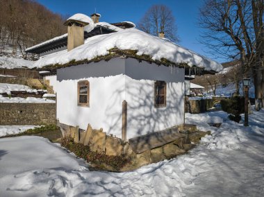ETAR, GABROVO, BULGARIA - 2 Ocak 2025: Bulgaristan 'ın Gabrovo kenti yakınlarındaki Etara Etnoğrafya Köyü' nün kış manzarası