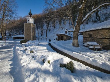 ETAR, GABROVO, BULGARIA - 2 Ocak 2025: Bulgaristan 'ın Gabrovo kenti yakınlarındaki Etara Etnoğrafya Köyü' nün kış manzarası