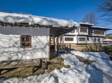 ETAR, GABROVO, BULGARIA - 2 Ocak 2025: Bulgaristan 'ın Gabrovo kenti yakınlarındaki Etara Etnoğrafya Köyü' nün kış manzarası