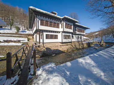 ETAR, GABROVO, BULGARIA - 2 Ocak 2025: Bulgaristan 'ın Gabrovo kenti yakınlarındaki Etara Etnoğrafya Köyü' nün kış manzarası