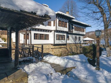 ETAR, GABROVO, BULGARIA - 2 Ocak 2025: Bulgaristan 'ın Gabrovo kenti yakınlarındaki Etara Etnoğrafya Köyü' nün kış manzarası