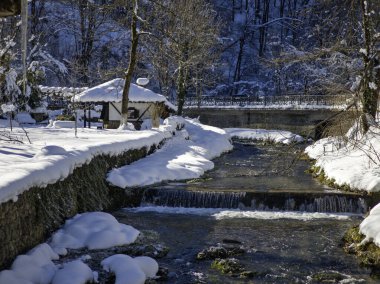 ETAR, GABROVO, BULGARIA - 2 Ocak 2025: Bulgaristan 'ın Gabrovo kenti yakınlarındaki Etara Etnoğrafya Köyü' nün kış manzarası