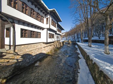 ETAR, GABROVO, BULGARIA - 2 Ocak 2025: Bulgaristan 'ın Gabrovo kenti yakınlarındaki Etara Etnoğrafya Köyü' nün kış manzarası