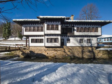 ETAR, GABROVO, BULGARIA - 2 Ocak 2025: Bulgaristan 'ın Gabrovo kenti yakınlarındaki Etara Etnoğrafya Köyü' nün kış manzarası