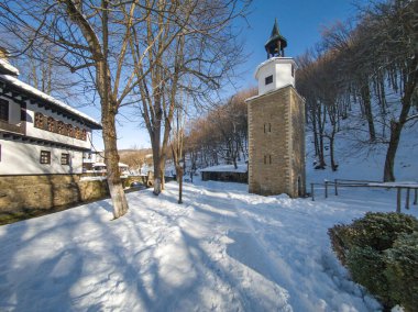 ETAR, GABROVO, BULGARIA - 2 Ocak 2025: Bulgaristan 'ın Gabrovo kenti yakınlarındaki Etara Etnoğrafya Köyü' nün kış manzarası